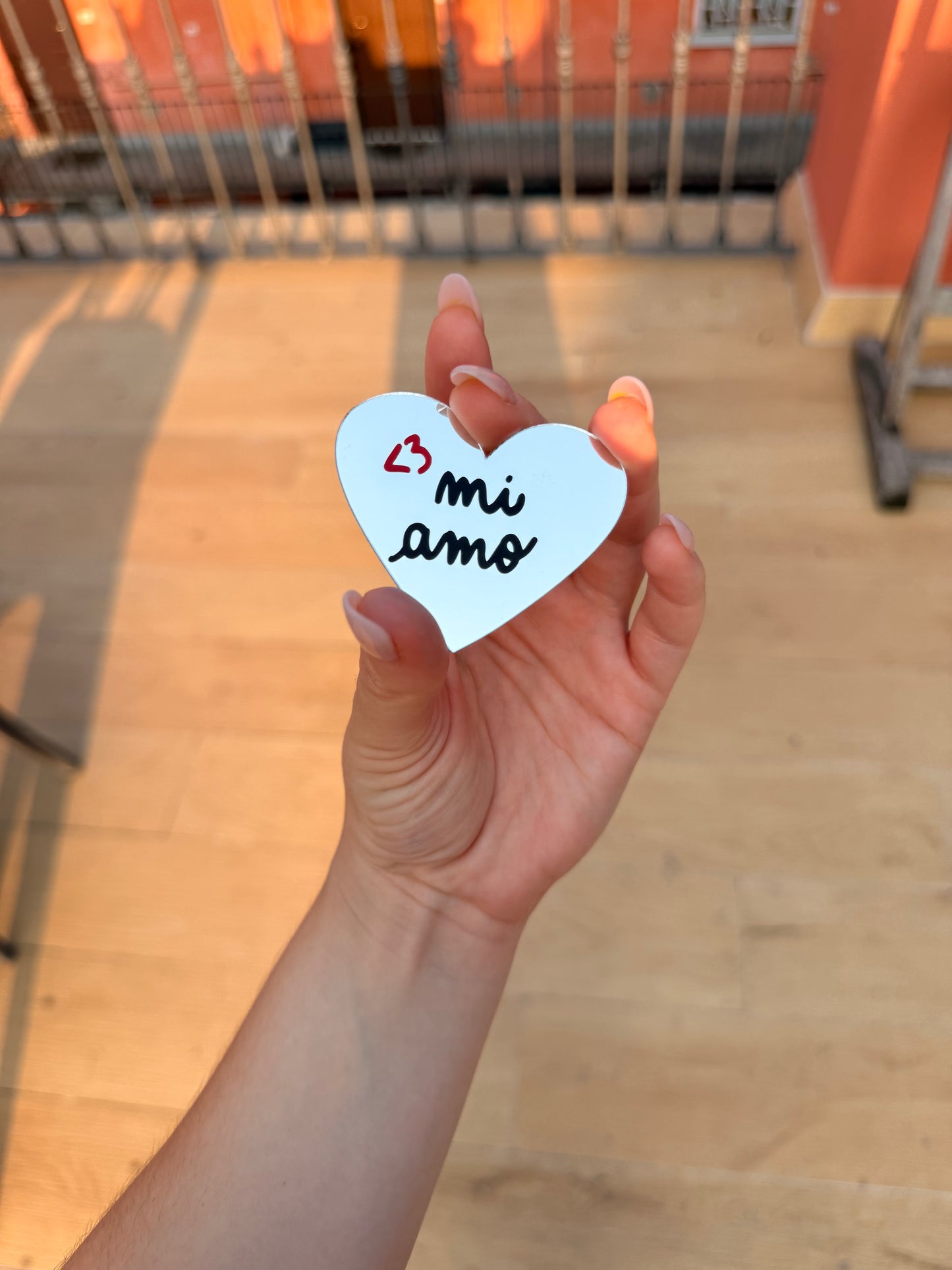 Specchietto adesivo a forma di cuore "mi amo"