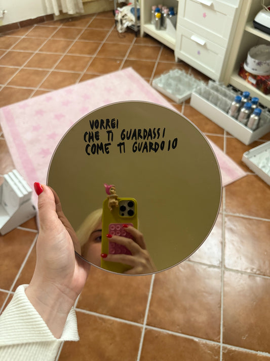 Specchio rotondo vorrei che ti guardassi come ti guardo io"